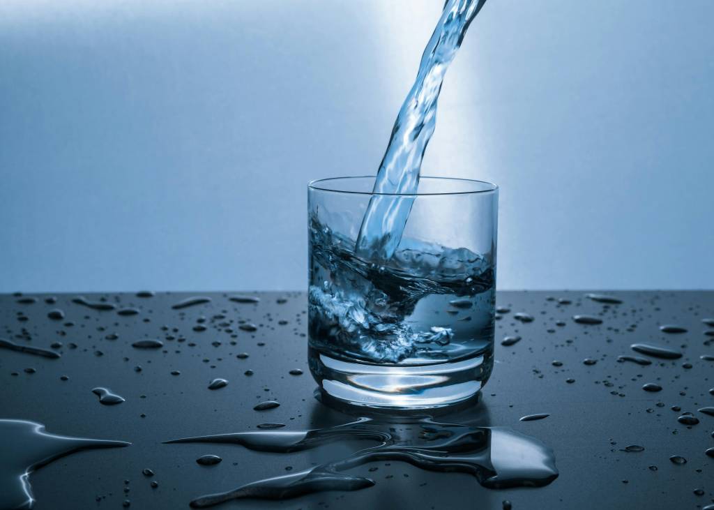 Wasserfilter im Vergleich: Aktivkohle vs. Umkehrosmose