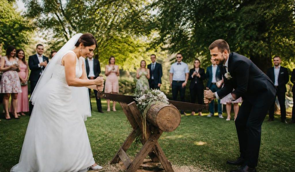 Baumstamm sägen bei hochzeit: bedeutung, ablauf und tipps für ein romantisches ritual