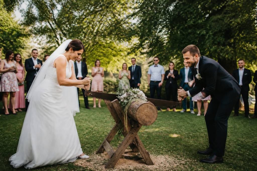 Baumstamm sägen bei hochzeit: bedeutung, ablauf und tipps für ein romantisches ritual